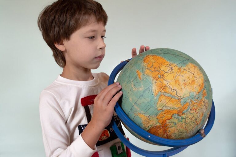 Kind met wereldbol